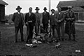 Jäger mit Hunden und Jagdtrophäe in Ångermanland, 1928