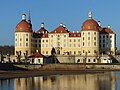 Schloss Moritzburg, kurfürstliches Jagdschloss (mit Schlosskapelle und allem originalen Inventar), mit Freitreppen, Terrassen, Skulpturen, acht Teich- und Torhäusern, Südtor und -brücke, Nordtor und -brücke, der Schlossinsel mit Parkanlage und Stützmauern, Fahrdamm und Teichhäuschen an der Straßenkreuzung, mit zwei Postmeilensäulen an der Schlossauffahrt, dazu alle Skulpturen im gesamten Parkbereich, mit dem Schlossgarten nördlich des Teiches (dazu zwei Kavaliershäuser, Parkmauern mit drei Toren, Wirtschaftshof und Schlossgärtnerei), mit der Teichanlage (mit einem Teichständer in Sandstein, der Insel mit Pavillon und der Uferallee), Einzeldenkmal der Sachgesamtheit 09301072