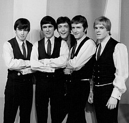 The Dave Clark Five zoals ze in 1966 optraden in The Ed Sullivan Show. Van links naar rechts: Denis Payton, Dave Clark, Mike Smith, Rick Huxley en Lenny Davidson