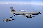 Eine KC-135E betankt eine F-16 Fighting Falcon