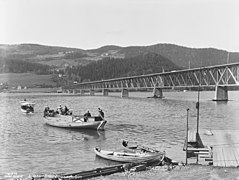 Vingnesbrua i bakgrunnen, fergen fra Lillehammer til Vingnes under slep av motorbåten M/B "Fram", ved år 1935.