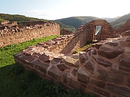 De kasteelrüine van Lutzelbourg / Lutzelburg, boven de Zorn gelegen in de Vogezen