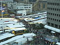 De markt op de Binnenrotte met een stuk van de KPN-toren zichtbaar in 2004. Twee jaar later zou deze toren worden afgebroken.