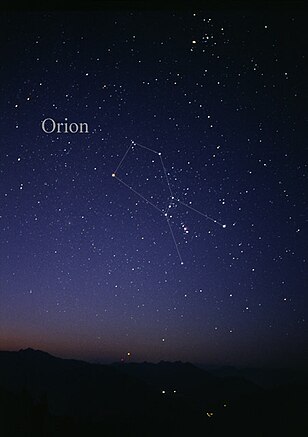 Das Sternbild Orion, wie es mit bloßem Auge am Südosthimmel gesehen werden kann (aufgenommen in den Alpen 2003).