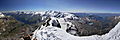 Blick vom Matterhorn auf Mattertal (links) mit Mischabel auf der Ostseite, Monte Rosa (Bildmitte) und Valtournenche (rechts).