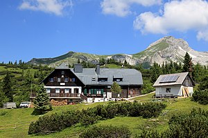 Südostansicht der Sonnschienhütte mit dem 2123 m hohen Ebenstein im Hintergrund