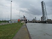 Die geöffnete Klappbrücke Frederik Hendrikbrug an der Westseite der Schleuse zur Schelde