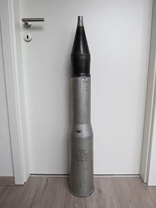 Eine deaktivierte 115-mm-OF-11-Sprenggranate mit Patrone