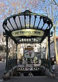 Hector Guimard'ın fuar için tasarladığı Paris metro istasyonu girişi