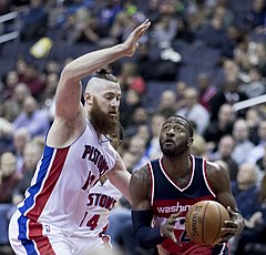 Aron Baynes (links) verteidigt John Wall (rechts)