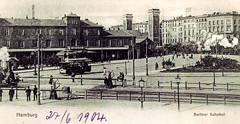 Ansicht von Norden kurz vor dem Abriss, im Vordergrund links ein Zug der Verbindungsbahn zum Lübecker Bahnhof, im Hintergrund ein Zug zum Hannoverschen Bahnhof