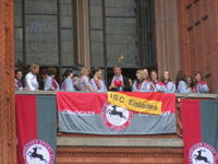 Die OSC Eisladies auf dem Balkon des Roten Rathauses mit Klaus Wowereit