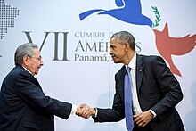Photo of Obama shaking hands with the Cuban president