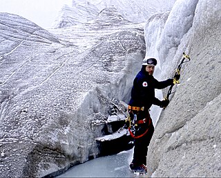 Arturo Montero climbing the Viejo del Huayna Potosí glacier, during the Andean Amazon Expedition of the Mexican Red Cross in 1996.