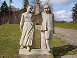 Skulptur av et typisk norsk par fra Hallingdal. Statue fra Nordmandsdalen, et hageanlegg ved Fredensborg Slott i Danmark med sandsteinsskulpturer av norske bønder, fiskere og andre. Anlegget ble reist 1764–1784, angivelig etter en idé av kong Frederik V av Danmark og Norge.