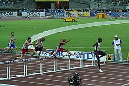 Laatste horde tijdens de 400 meter hordenfinale op het WK van 2007 in Osaka.