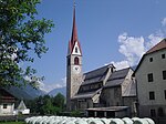 Pfarrkirche St. Johannes Evangelist mit Friedhofskapelle und Friedhof