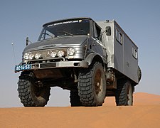 Große Bodenfreiheit durch Portalachsen beim Unimog