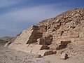 Teile der erhaltenen Verkleidung am Fuße der Südseite der Pyramide