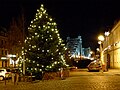 Weihnachtlich geschmückter Schillerplatz vor dem Seniorenheim mit Blick aufs Blaue Wunder in Dresden (von Brücke) - Bild 17 in der Kategorie Weihnachtlich beleuchtete Vorgärten mit Haus