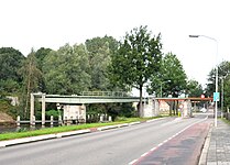 De spoorbrug bij Halte Bareveld, direct rechts op het talud ligt de halte