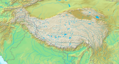 Mapa konturowa Wyżyny Tybetańskiej, na dole znajduje się czarny trójkącik z opisem „Mount Everest”