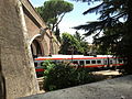 Ein Triebzug in der neu elektrifizierten Bahnhofseinfahrt der Vatikanstadt
