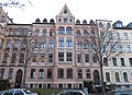 Mietshaus in geschlossener Bebauung mit Vorgarten