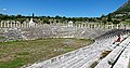 Das Stadion mit wieder aufgerichteten Sitzreihen