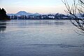 Zugefrorener See mit Blick auf Abtsdorf und die Salzburger Berge