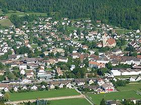 Balsthal mit Bahnhof und Kirche