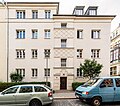 Mietshaus in halboffener Bebauung, Wohnhaus (Hinterhaus) und Plastik im Hof