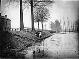 Heerderweg/Akersteenweg met de overlaat tijdens hoogwater, 1905