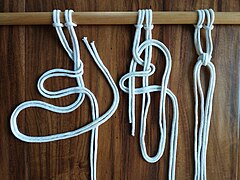 Die Umkehrung des chinesischen Knotens wird im Englischen als cross knot bezeichnet.