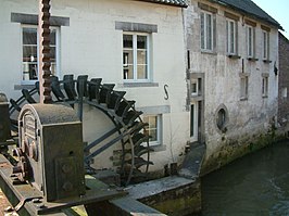 De Molen van Lombok nabij Maastricht (links) en de vroegere Oliemolen (rechts) waarvan de opening voor de as van het waterrad nog zichtbaar is