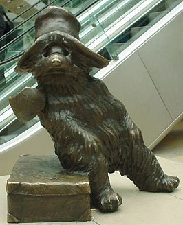 Beertje Paddington, bronzen beeld van Marcus Cornish in Paddington Station