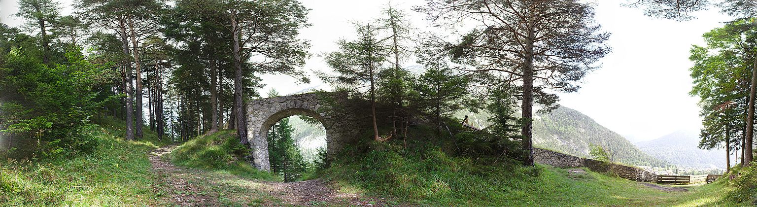 Wehrmauer der Porta Claudia am Westhang