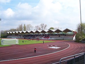 Die Haupttribüne des Stadions im April 2005