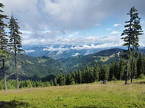 Blick von der Nordseite des Herrenkogels nach Norden durch den Utschgraben. Links das Roßeck, rechts das Dürreck.