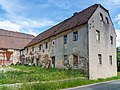 Wohnstallhaus, Scheune sowie Toreinfahrt und Teile der Einfriedung eines ehemaligen Dreiseithofes