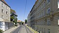 Das Ende der Straße bei der Simonygasse; dahinter die Brücke der Vorortelinie