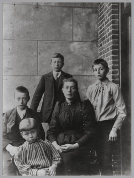 Annette Versluys-Poelman met haar kinderen (1891) Foto: Willem Witsen; uit de Collectie IAV - Atria