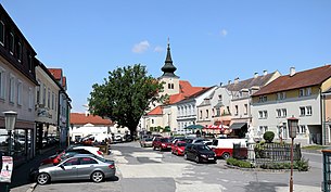 Hauptplatz mit der Pfarrkirche Ernstbrunn