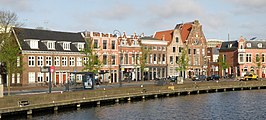 Het noordelijk gedeelte van de Turfmarkt met op de voorgrond het Spaarne