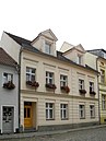 Mietwohnhaus mit spätklassizistischer Fassade