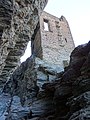 Die Kapelle von Süden und die trockene Felsspalte, in der 1987/88 die Ausgrabungen stattgefunden haben