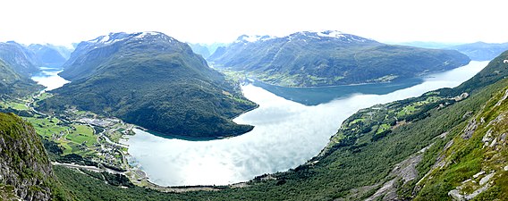 Panorama des Nordfjords vom Berg Hoven aus. Links im Bild ist der See Lovatnet zu sehen