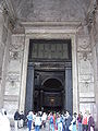 Eingangsbereich mit Bronzeportal