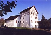 Die Pfrundbauten neben der Pfarrkirche stammen aus dem 14. Jahrhundert und erinnern an die lange Zugehörigkeit zum Kloster Pfäfers.