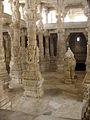 Intérieur du temple jaïniste de Ranakpur (Inde)